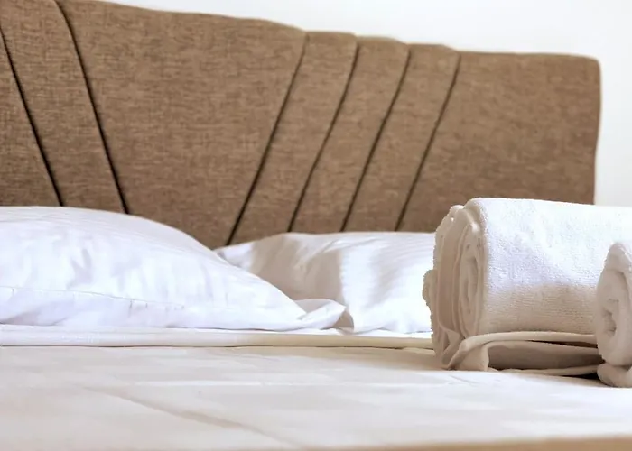 Modern For 6 People In Center *