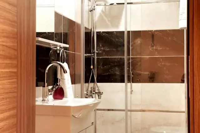 Modern For 6 People In Center شقة